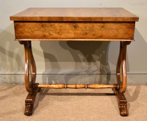 19th century flamed walnut table with crossbanding - CATEGORY: ANTIQUE TABLES - DATED 19TH CENTURY