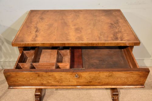 19TH CENTURY FLAMED WALNUT TABLE WITH CROSSBANDING - ADDITIONAL PHOTO 2