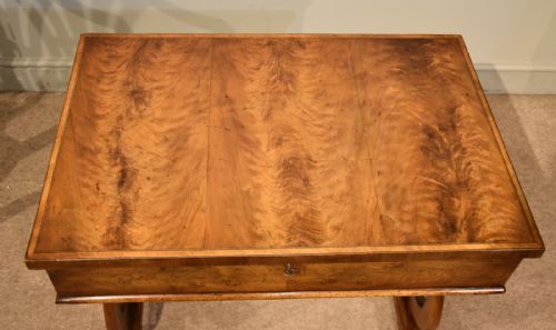 19TH CENTURY FLAMED WALNUT TABLE WITH CROSSBANDING - ADDITIONAL PHOTO 5