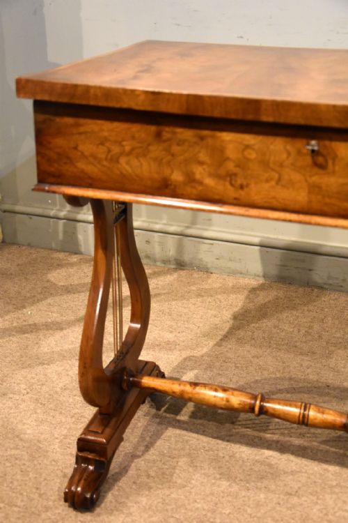 19TH CENTURY FLAMED WALNUT TABLE WITH CROSSBANDING - ADDITIONAL PHOTO 6