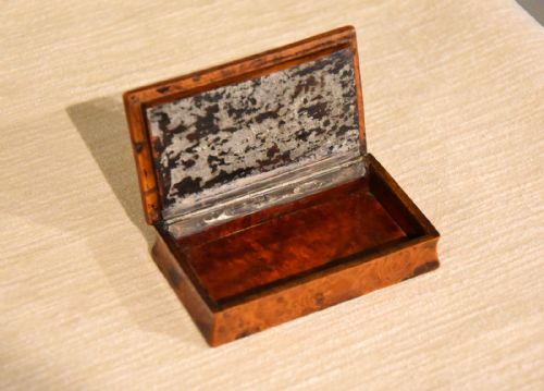 FINE 18TH CENTURY PRESSED MAPLE SNUFF BOX - ADDITIONAL PHOTO 3