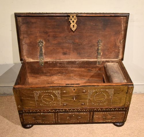 19TH CENTURY TEAK ZANZIBAR TRUNK - ADDITIONAL PHOTO 2