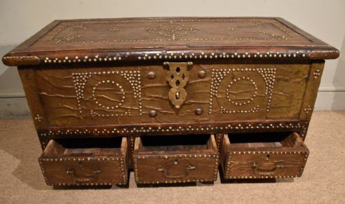 19TH CENTURY TEAK ZANZIBAR TRUNK - ADDITIONAL PHOTO 4