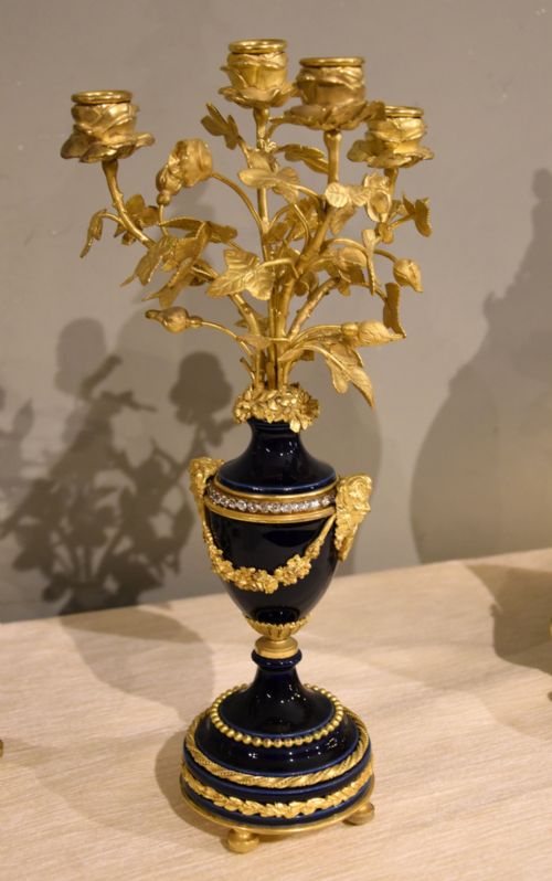 FRENCH BLEU DE ROI PORCELAIN LYRE CLOCK WITH GARNITURE - ADDITIONAL PHOTO 1
