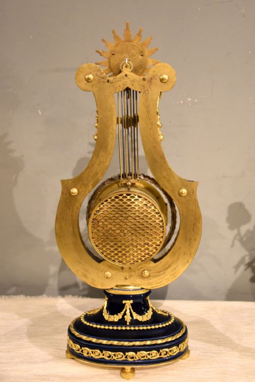 FRENCH BLEU DE ROI PORCELAIN LYRE CLOCK WITH GARNITURE - ADDITIONAL PHOTO 3