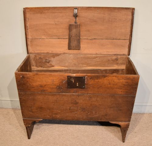 17TH CENTURY OAK SIX PLANK COFFER - ADDITIONAL PHOTO 2