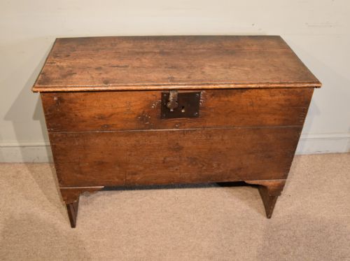 17TH CENTURY OAK SIX PLANK COFFER - ADDITIONAL PHOTO 3