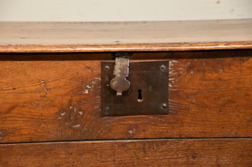 17TH CENTURY OAK SIX PLANK COFFER - ADDITIONAL PHOTO 6