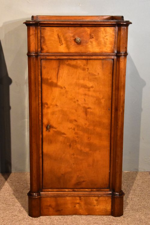 PAIR OF MAHOGANY BEDSIDE CABINETS - ADDITIONAL PHOTO 1