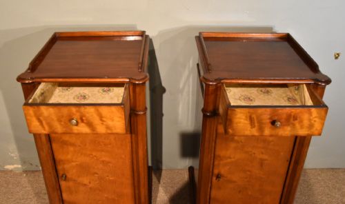 PAIR OF MAHOGANY BEDSIDE CABINETS - ADDITIONAL PHOTO 2