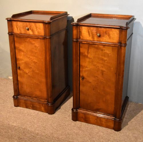 PAIR OF MAHOGANY BEDSIDE CABINETS - ADDITIONAL PHOTO 3