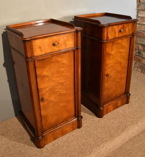 PAIR OF MAHOGANY BEDSIDE CABINETS - ADDITIONAL PHOTO 4