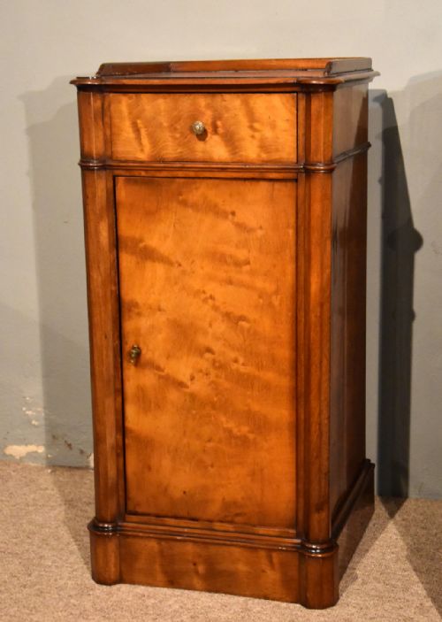 PAIR OF MAHOGANY BEDSIDE CABINETS - ADDITIONAL PHOTO 5