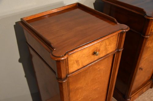 PAIR OF MAHOGANY BEDSIDE CABINETS - ADDITIONAL PHOTO 7