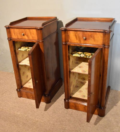 PAIR OF MAHOGANY BEDSIDE CABINETS - ADDITIONAL PHOTO 8