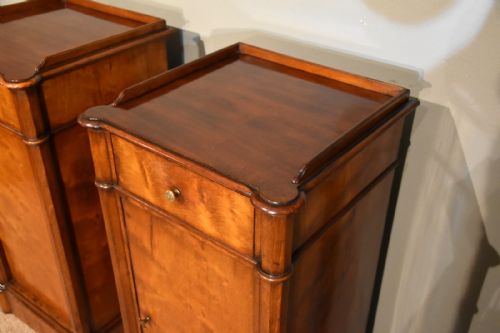 PAIR OF MAHOGANY BEDSIDE CABINETS - ADDITIONAL PHOTO 9