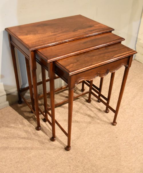 EDWARDIAN WARING GILLOW WALNUT NEST OF THREE TABLES - ADDITIONAL PHOTO 3