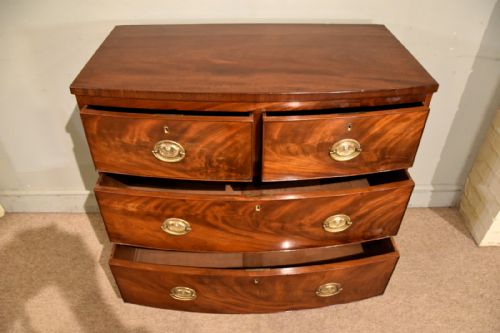 EARLY 19TH CENTURY MAHOGANY BOW FRONT CHEST OF DRAWERS - ADDITIONAL PHOTO 3
