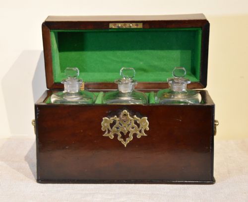 GEORGE III MAHOGANY DECANTER BOX - ADDITIONAL PHOTO 2