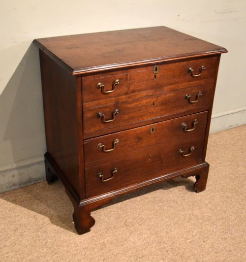 SMALL GEORGE III MAHOGANY CHEST OF DRAWERS - ADDITIONAL PHOTO 1