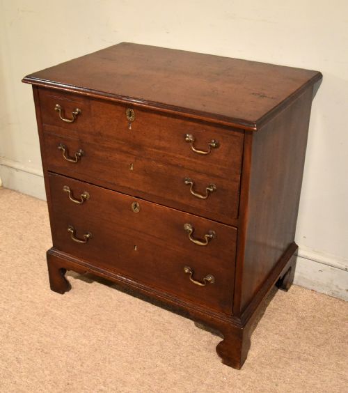 SMALL GEORGE III MAHOGANY CHEST OF DRAWERS - ADDITIONAL PHOTO 2