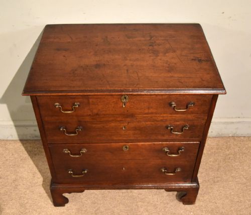 SMALL GEORGE III MAHOGANY CHEST OF DRAWERS - ADDITIONAL PHOTO 3