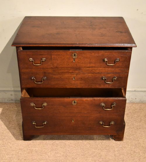 SMALL GEORGE III MAHOGANY CHEST OF DRAWERS - ADDITIONAL PHOTO 4
