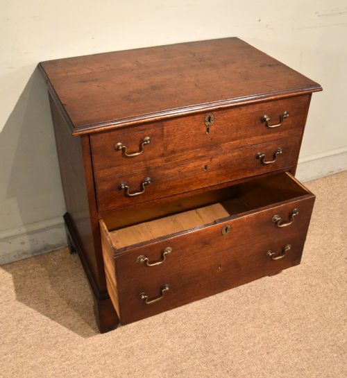 SMALL GEORGE III MAHOGANY CHEST OF DRAWERS - ADDITIONAL PHOTO 5