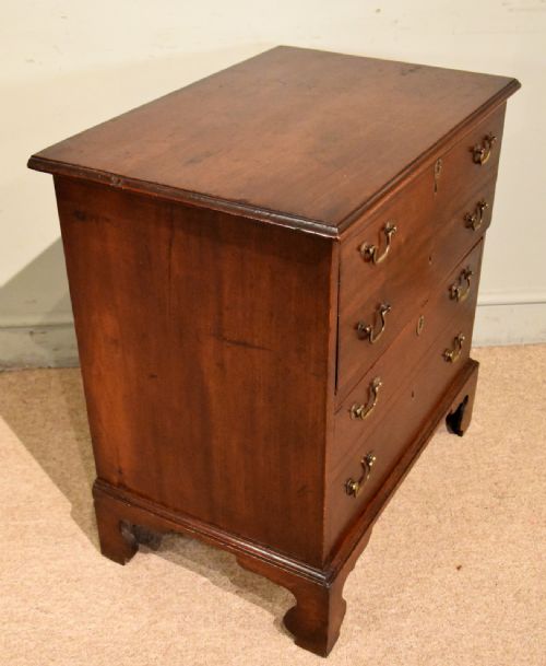 SMALL GEORGE III MAHOGANY CHEST OF DRAWERS - ADDITIONAL PHOTO 6