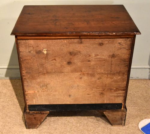 SMALL GEORGE III MAHOGANY CHEST OF DRAWERS - ADDITIONAL PHOTO 7