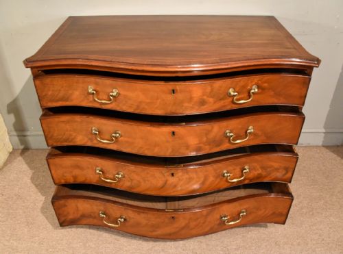 18TH CENTURY MAHOGANY SERPENTINEFRONTED CHEST OF DRAWERS - ADDITIONAL PHOTO 5