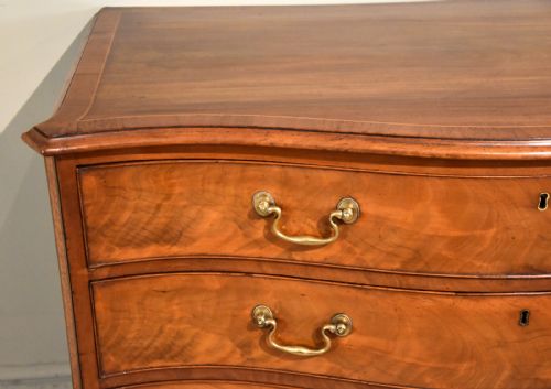 18TH CENTURY MAHOGANY SERPENTINEFRONTED CHEST OF DRAWERS - ADDITIONAL PHOTO 7