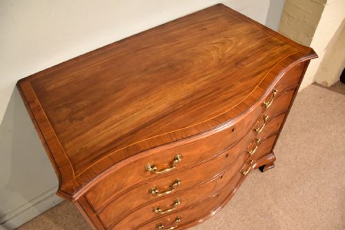 18TH CENTURY MAHOGANY SERPENTINEFRONTED CHEST OF DRAWERS - ADDITIONAL PHOTO 10