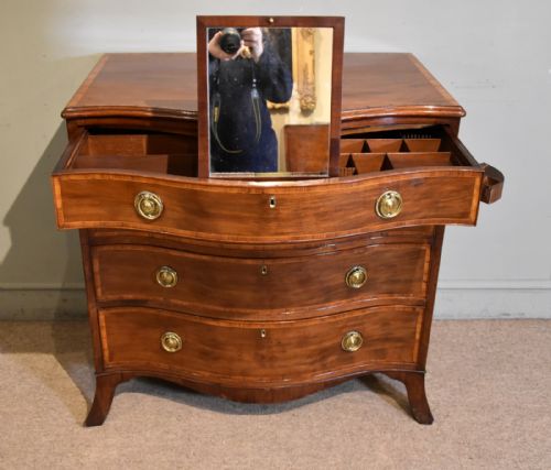 HEPPLEWHITE MAHOGANY SERPENTINE CHEST OF DRAWERS - ADDITIONAL PHOTO 1