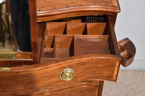 HEPPLEWHITE MAHOGANY SERPENTINE CHEST OF DRAWERS - ADDITIONAL PHOTO 3