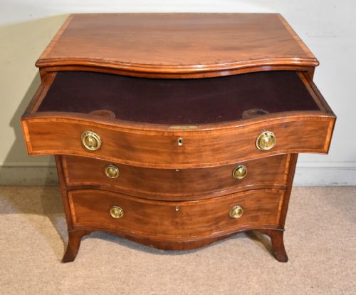 HEPPLEWHITE MAHOGANY SERPENTINE CHEST OF DRAWERS - ADDITIONAL PHOTO 4