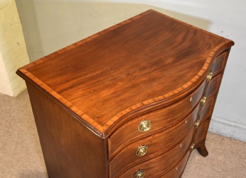 HEPPLEWHITE MAHOGANY SERPENTINE CHEST OF DRAWERS - ADDITIONAL PHOTO 9