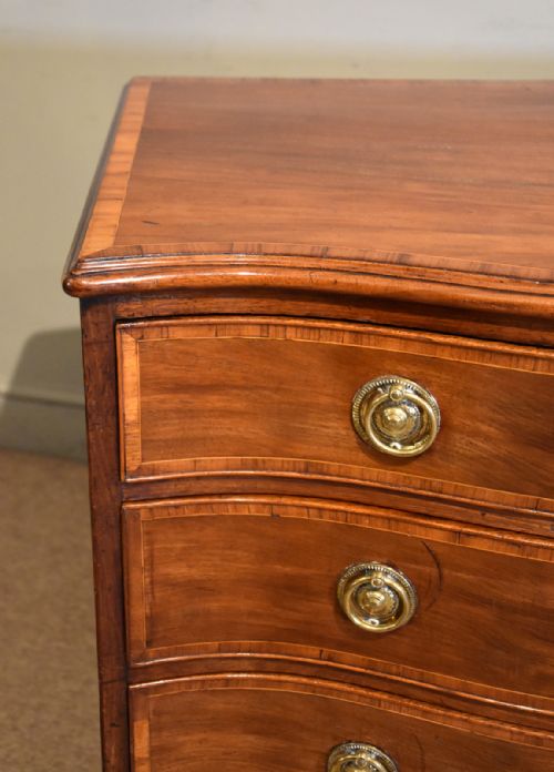 HEPPLEWHITE MAHOGANY SERPENTINE CHEST OF DRAWERS - ADDITIONAL PHOTO 10