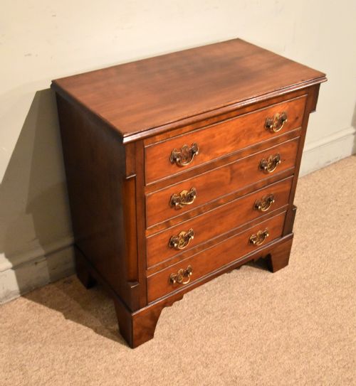 SMALL EDWARDIAN MAHOGANY CHEST OF DRAWERS - ADDITIONAL PHOTO 3