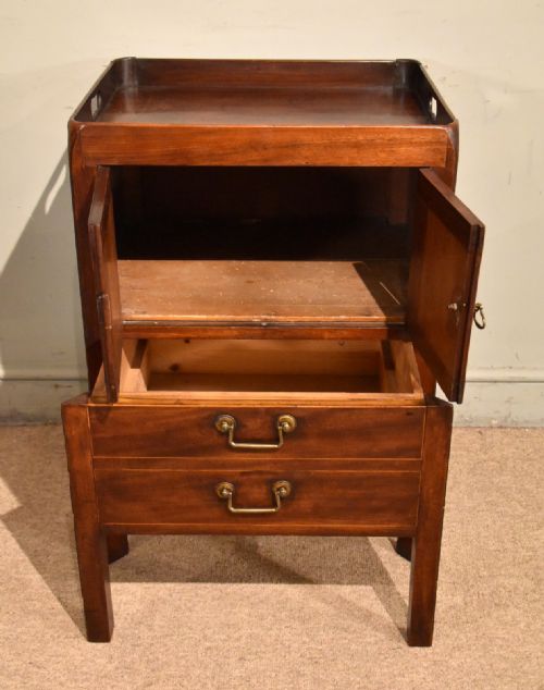 18TH CENTURY MAHOGANY BEDSIDE CUPBOARD - ADDITIONAL PHOTO 3