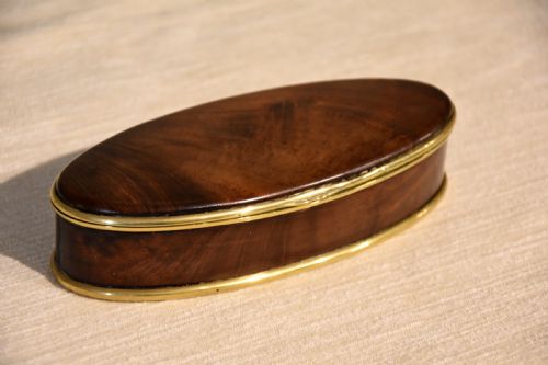 18TH CENTURY WALNUT OVAL TABLE SNUFF BOX - ADDITIONAL PHOTO 1
