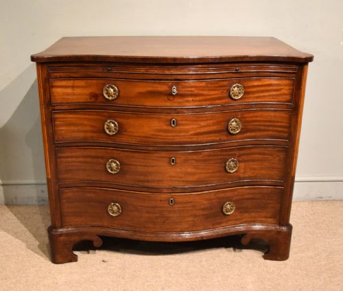 18TH CENTURY MAHOGANY SERPENTINE CHEST OF DRAWERS