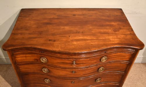 18TH CENTURY MAHOGANY SERPENTINE CHEST OF DRAWERS - ADDITIONAL PHOTO 3
