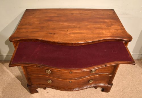 18TH CENTURY MAHOGANY SERPENTINE CHEST OF DRAWERS - ADDITIONAL PHOTO 4