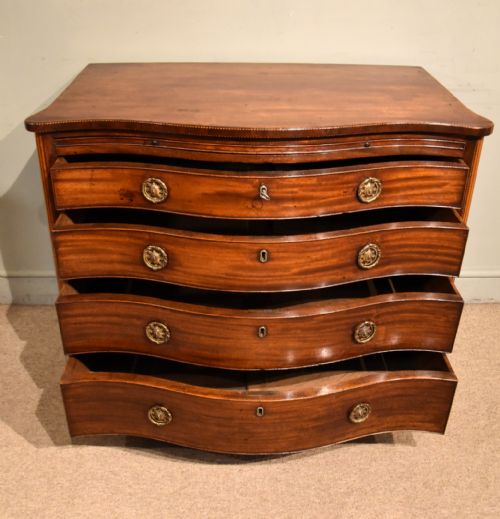 18TH CENTURY MAHOGANY SERPENTINE CHEST OF DRAWERS - ADDITIONAL PHOTO 5