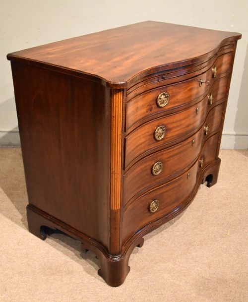 18TH CENTURY MAHOGANY SERPENTINE CHEST OF DRAWERS - ADDITIONAL PHOTO 10