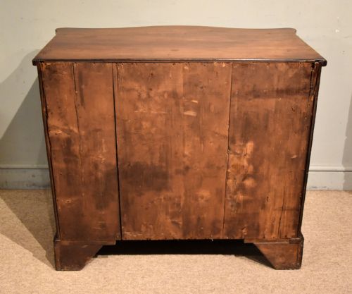 18TH CENTURY MAHOGANY SERPENTINE CHEST OF DRAWERS - ADDITIONAL PHOTO 11