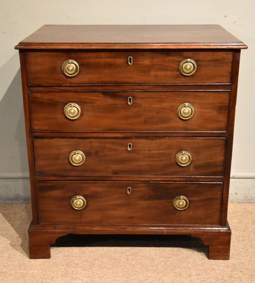 SMALL GEORGE III MAHOGANY CHEST OF DRAWERS - ADDITIONAL PHOTO 1