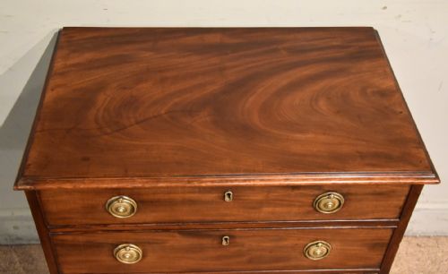 SMALL GEORGE III MAHOGANY CHEST OF DRAWERS - ADDITIONAL PHOTO 2