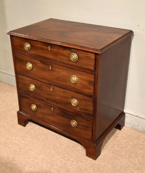 SMALL GEORGE III MAHOGANY CHEST OF DRAWERS - ADDITIONAL PHOTO 3